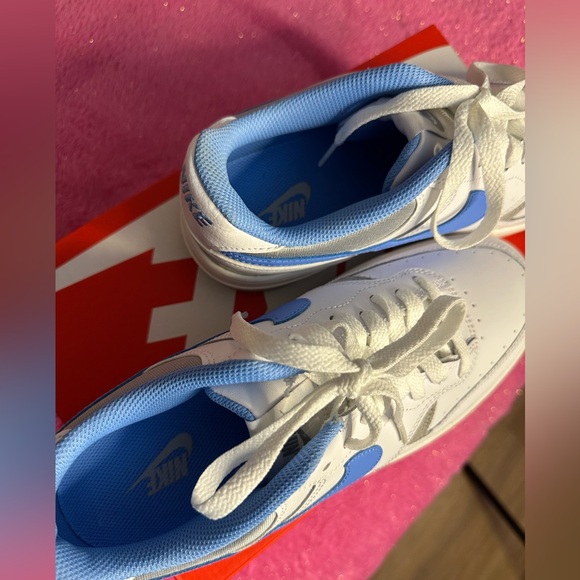 Nikes 💙 - Picture 2 of 5